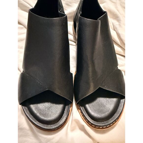 NWOB Sofft Evonne Flat Sandal in Black - Picture 3 of 12